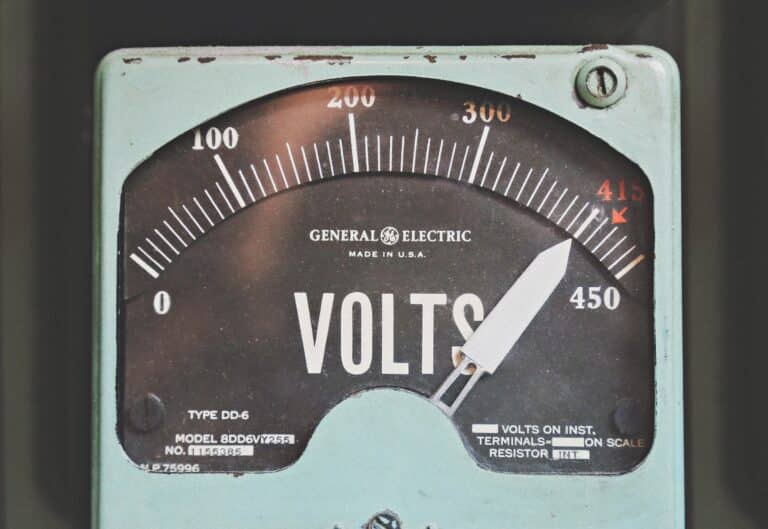 An old school energy scale measuring voltage